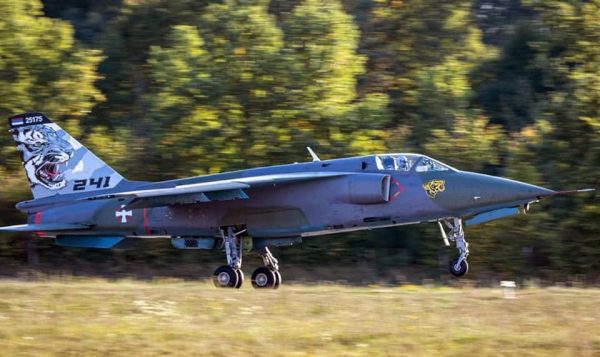 LIFT HERE! Tigers 241, Soko J-22 Orao With Tiger Tail Art in 1/72 - Slika 2